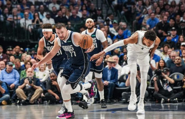 El poderoso trío de los Mavericks lidera la victoria inicial de la temporada sobre los Spurs