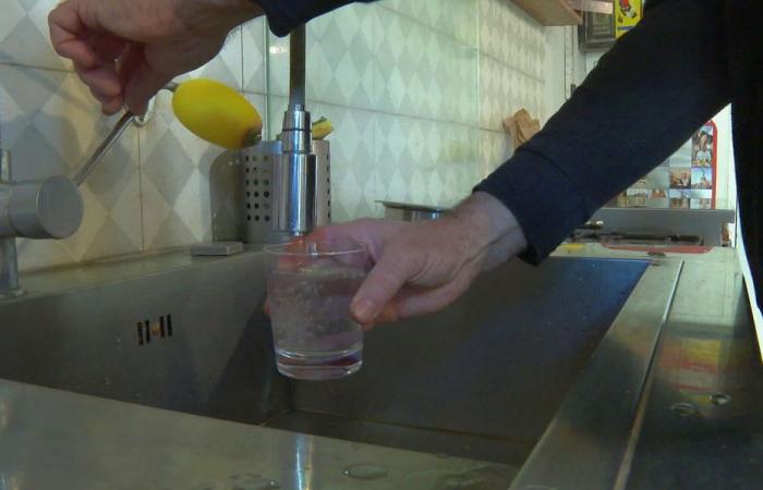 “Tenemos que valernos por nosotros mismos” estos habitantes del Gard que filtran con sus propios medios el agua del grifo contaminada con TFA