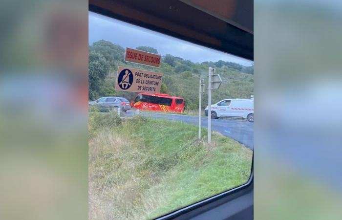 Cuatro personas resultaron levemente heridas cuando un pequeño autobús de Hérault Transport se salió de la carretera en la línea Aumelas-Montpellier.