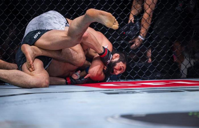 Khamzat Chimaev derrotó. Robert Whittaker en UFC 308: Las mejores fotos de Abu Dhabi