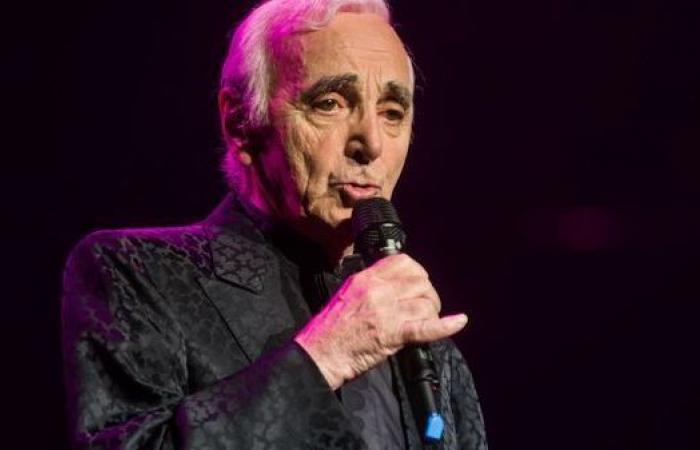 La canción rinde homenaje a Charles Aznavour.