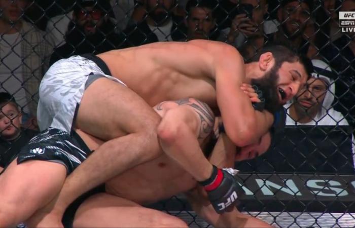 Khamzat Chimaev derrotó. Robert Whittaker en UFC 308: Las mejores fotos de Abu Dhabi