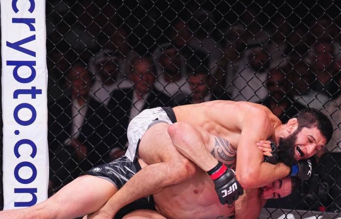 Khamzat Chimaev derrotó. Robert Whittaker en UFC 308: Las mejores fotos de Abu Dhabi