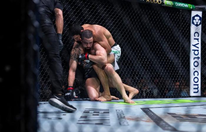 Khamzat Chimaev derrotó. Robert Whittaker en UFC 308: Las mejores fotos de Abu Dhabi