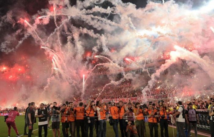 Fuegos artificiales, bombas de humo… La espectacular previa al partido de la afición de River Plate en la Copa Libertadores