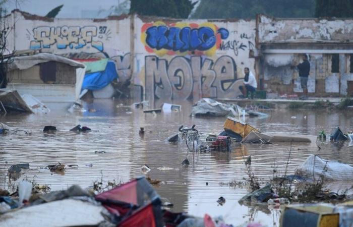 1.000 soldados se unen a los servicios de emergencia en la búsqueda de desaparecidos tras las inundaciones repentinas en Valencia, España