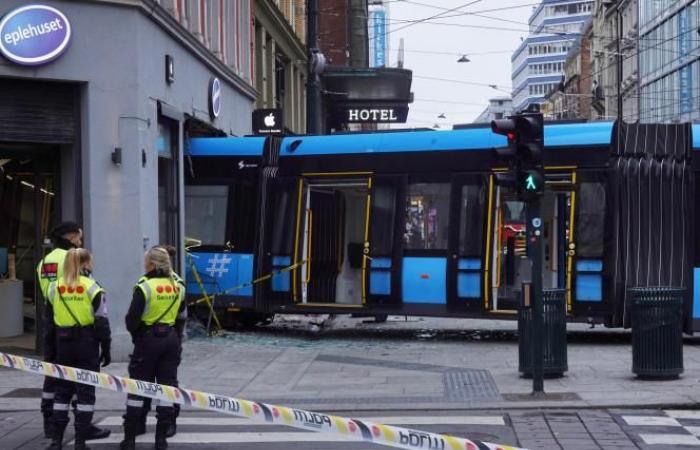 Pánico en el centro de Oslo este martes: ¡un tranvía descarrila y acaba en una tienda! (fotos y vídeo)