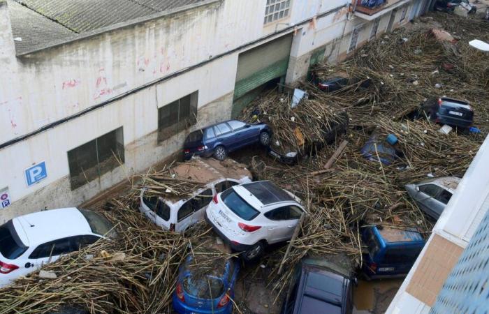 En España, la violencia de las inundaciones ilustrada por estos montones de coches amontonados en las calles