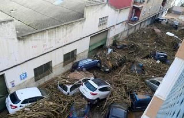 En España, la violencia de las inundaciones ilustrada por estos montones de coches amontonados en las calles