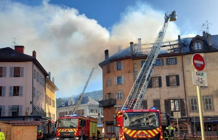 Alta Saboya: incendio en un tejado del casco antiguo de Annecy, desplegado un importante cuerpo de bomberos