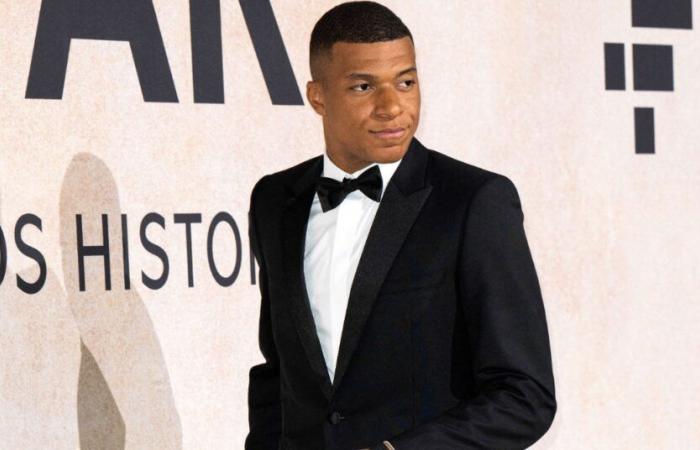 ¡Kylian Mbappé con diez chicas en su habitación!