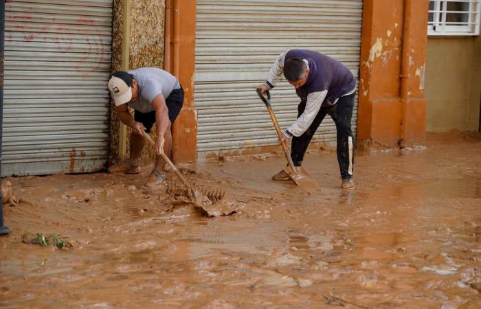 Decenas de muertos en el sureste de España mientras las inundaciones repentinas arrasan muros y coches