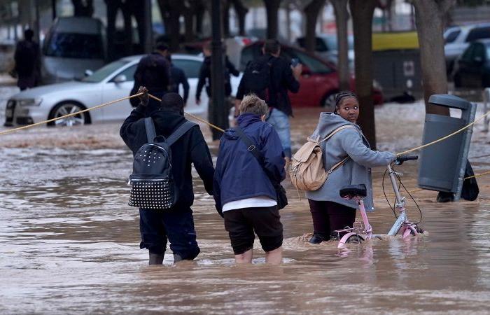 Decenas de muertos en el sureste de España mientras las inundaciones repentinas arrasan muros y coches