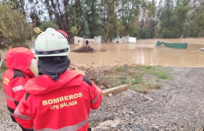 La Guardia Civil sigue rescatando a personas aisladas por el agua en Málaga