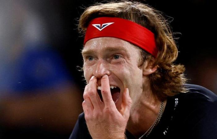 Borracho de ira, Andrey Rublev se rompe la rodilla con su raqueta