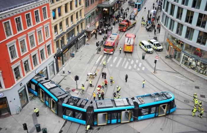 Pánico en el centro de Oslo este martes: ¡un tranvía descarrila y acaba en una tienda! (fotos y vídeo)