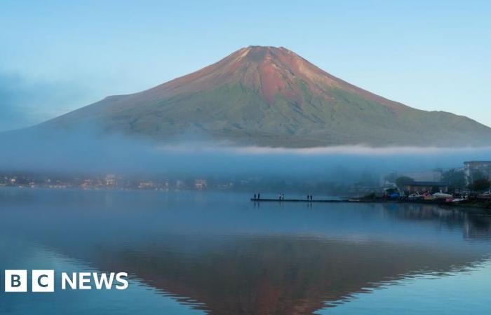 El Monte Fuji de Japón permanece sin nieve a finales de año como nunca antes se había registrado