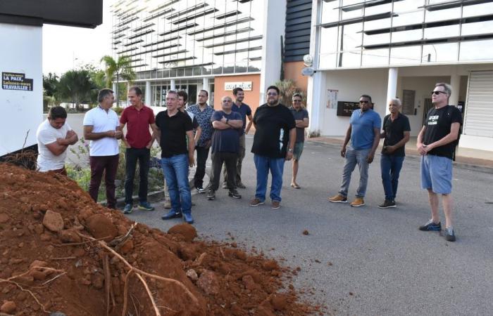 operadores mineros levantan campamento