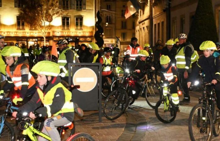 el paseo nocturno en bicicleta por la seguridad de los ciclistas que regresan el 7 de noviembre