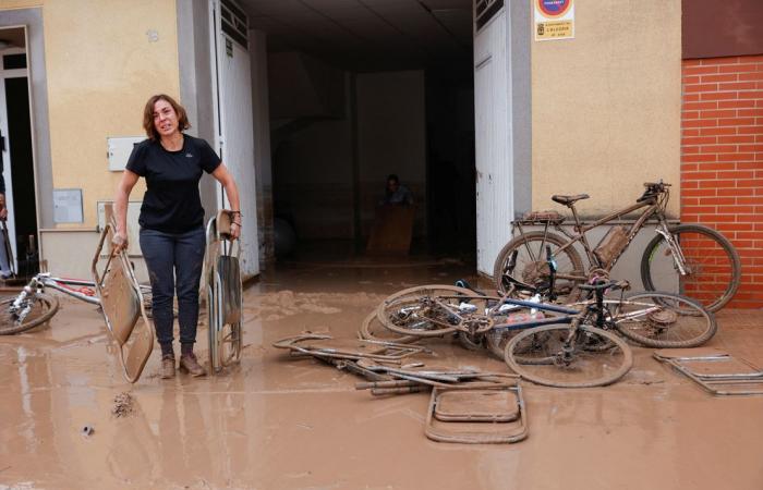 Decenas de muertos en el sureste de España mientras las inundaciones repentinas arrasan muros y coches