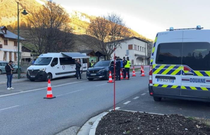 Fuerzas policiales en operación de control en Col de Larche