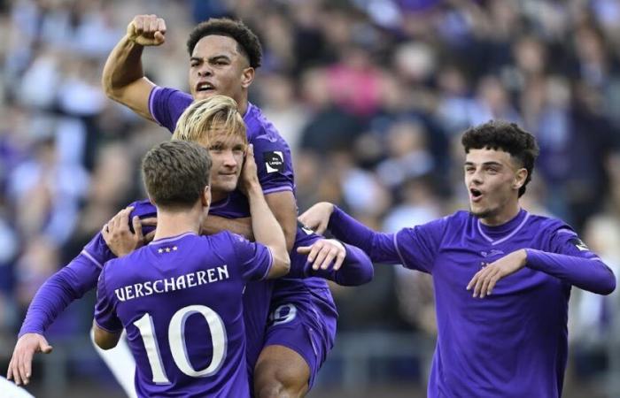 EN VIVO: Anderlecht se adelanta desde el punto de penalti (0-1)