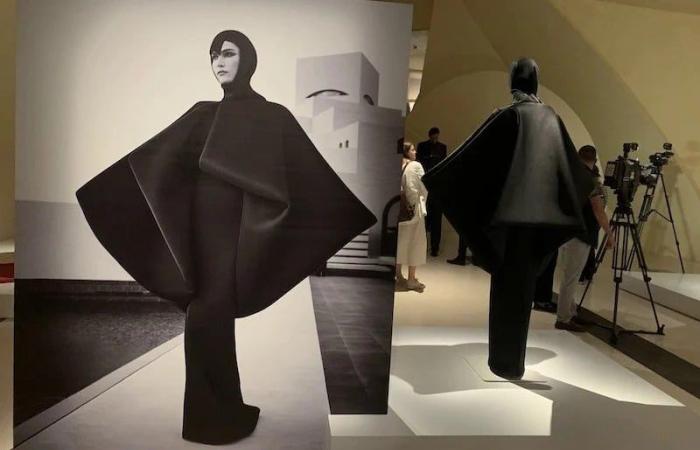 El Museo Nacional de Qatar exhibe la “ropa tallada” de Benchellal