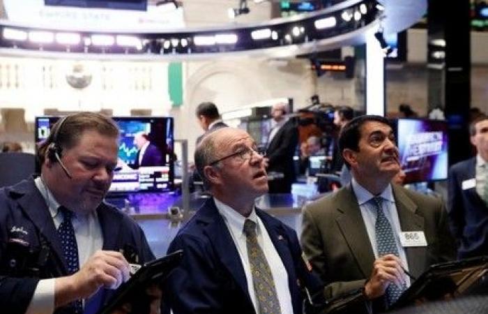 Wall Street cierra a la baja, lastrado por la tecnología