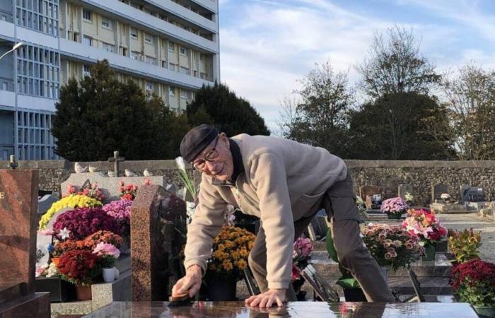 mantiene su tumba que compró antes de su muerte