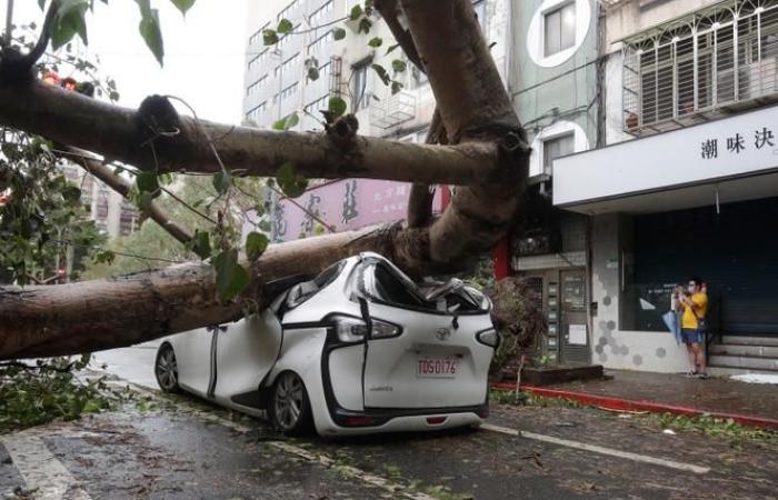 El tifón Kong-rey deja al menos dos muertos y más de 500 heridos