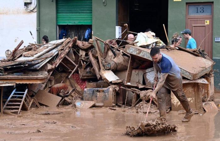 en Paiporta, ciudad mártir, barro, dolor y caos