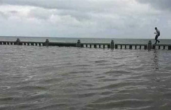 Manténgase alejado de las ventanas.. Declaración urgente sobre las condiciones meteorológicas en noviembre: vientos fuertes y nubes de tormenta