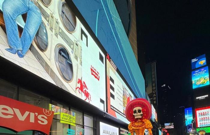 El icónico esqueleto del ‘Día de Muertos’ visita Times Square