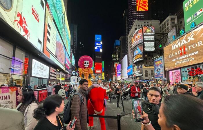 El icónico esqueleto del ‘Día de Muertos’ visita Times Square