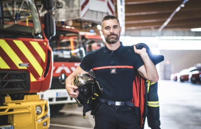 El bombero revela el peso del uniforme en un libro.