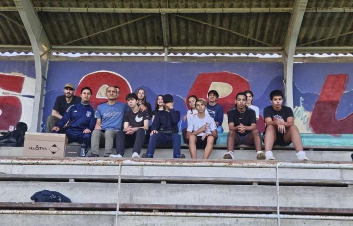 Jóvenes pintaron un fresco en la tribuna de un estadio en Sarlat