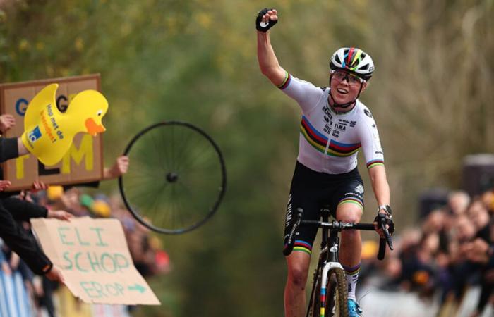 ¡Ahí está su sonrisa otra vez! La dominante Fem van Empel se corona reina del Koppenberg