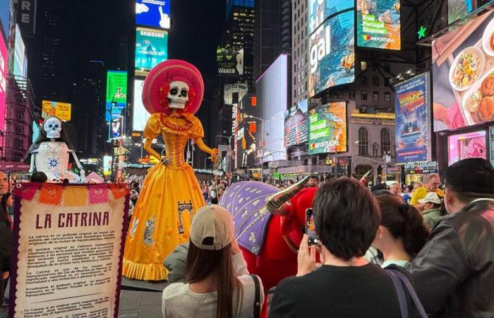 El icónico esqueleto del ‘Día de Muertos’ visita Times Square