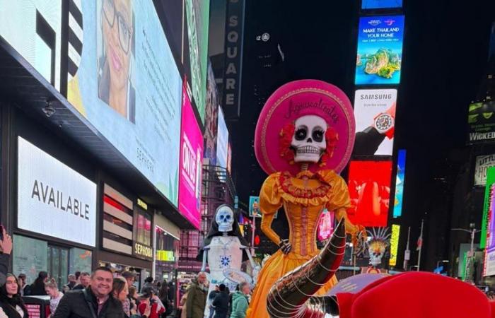 El icónico esqueleto del ‘Día de Muertos’ visita Times Square