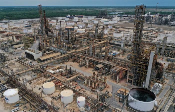 El beneficio de 8.600 millones de dólares de Exxon supera las previsiones, ya que los volúmenes compensan los débiles precios