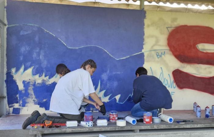 Jóvenes pintaron un fresco en la tribuna de un estadio en Sarlat