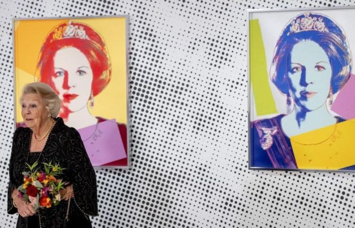 Roban dos obras de Andy Warhol de una galería