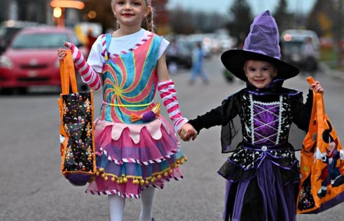 Halloween: pequeños monstruos desfilan por las calles y disfrutan de un Halloween con un calor récord