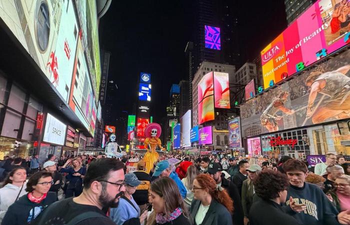 El icónico esqueleto del ‘Día de Muertos’ visita Times Square