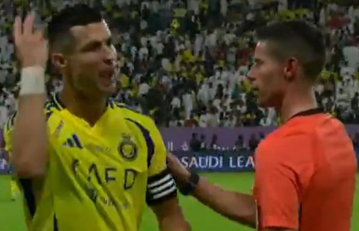 Cristiano Ronaldo se enfurece con el árbitro y le dice que “sea justo” en el choque de Al Nassr contra su rival Al Hilal.