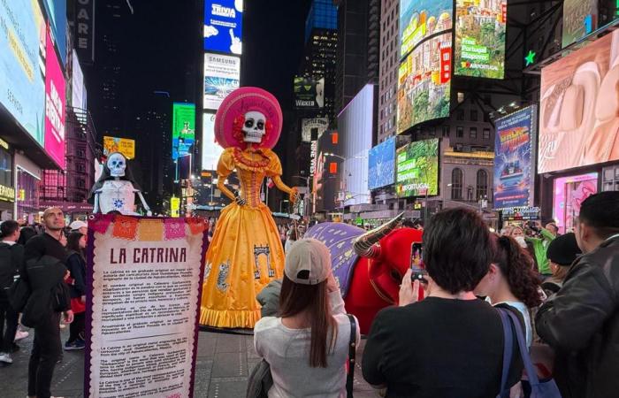 El icónico esqueleto del ‘Día de Muertos’ visita Times Square