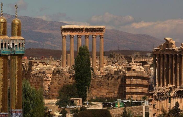 En el Líbano, la ciudad de Baalbeck y sus ruinas romanas están desiertas por lugareños y turistas.