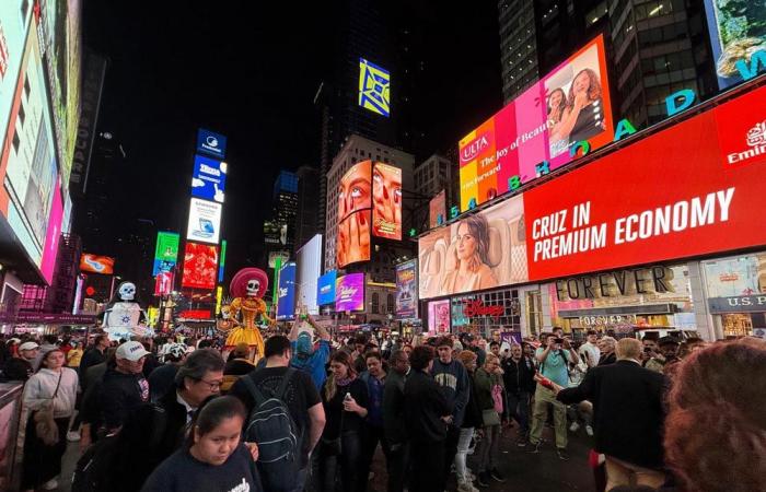 El icónico esqueleto del ‘Día de Muertos’ visita Times Square