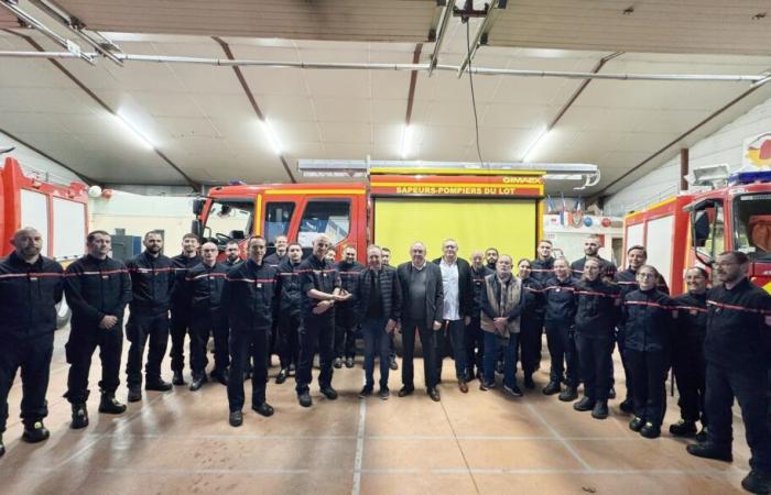 Entrega de llaves a los bomberos del 1.er furgón de emergencia de una tonelada de carretera ligera del Lot – Medialot