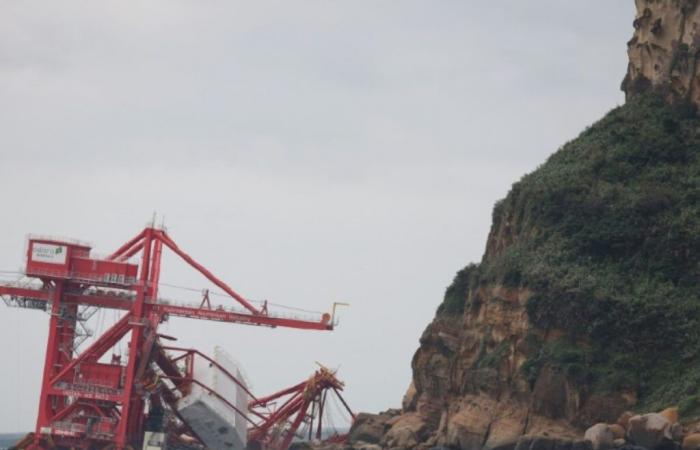 Taiwán: carrera contrarreloj para extraer combustible de un carguero chino varado